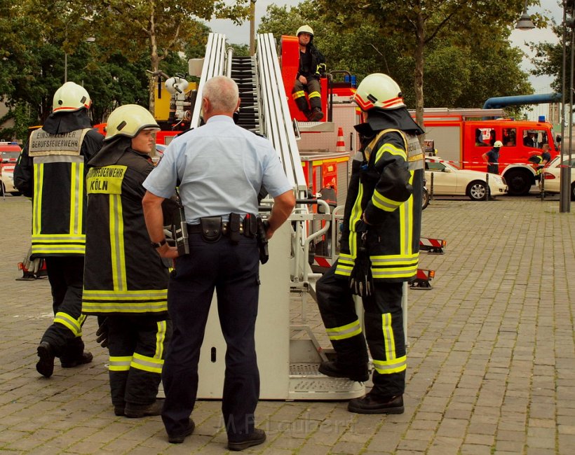 2 Denkmalkletterer hielten Feuerwehr und Polizei in Trapp Koeln Heumarkt P019.JPG